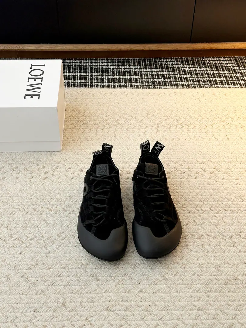 𝐋𝐎𝐄𝐖𝐄Roy Wedd's shoe., It's delicate., With black rubber shoes., Jane and modern.. The tongue and the back of the shoe have branded ribbons., Full Details. Shoes are comfortable., Fit for daily wear or light exercise, Purple eye-sucking., It's a good time to be free or on the street.！ LoeweLoi Yi Wai. Latest26SS Showtime. Retro. Thick Leisure Sports shoes - Tetsu. Gumps. AnagramMark, It's a very good recognition.！Underlying thick rubber shoes, The grip and comfort are great., Daily commute, You can ride easy when you're free to go. Retro and modernity., Black-and-white., You can dress up in pants.holdStay., ♪ Easy to build fashion styles ♪ Send a cabinet for fine packaging ➢Shoe-faced material: Original customized head-level cattle skin ➢The contents of the shoes.: Imports of soft sheep skins ➢Shoe bottom material: Original modeling of slide-resistant rubber material ➢Shoes.: Women35-39Men39-45（Women40Men45Custom without re-offer）
