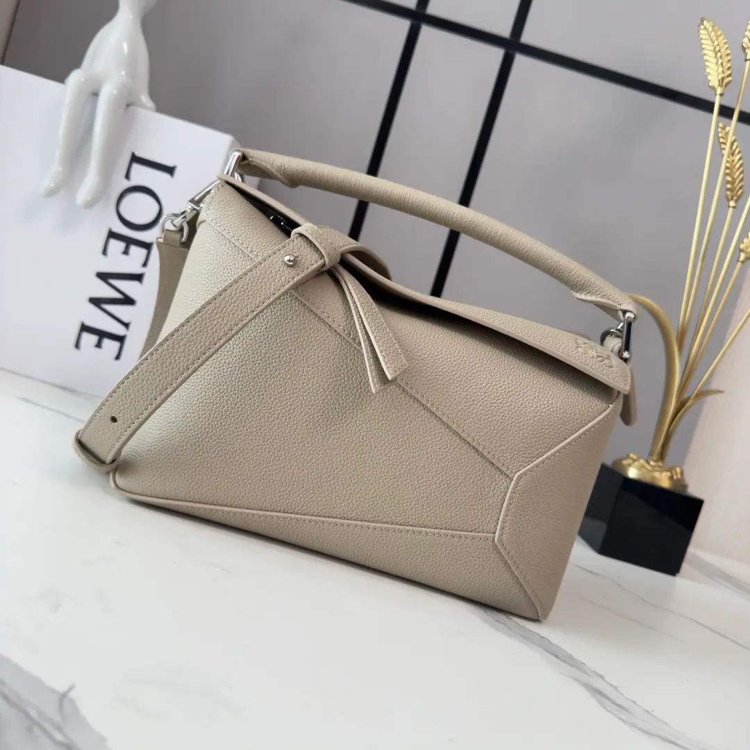 L⊚℮w℮🌟New version🆕 The little one is soft-sprayed, cow leather.Puzzle EdgeHandbag. 𝑳Home.🆕First-time show handbags launched*The shape of the rectangular body and the precise cutting technique have been created. Puzzle Unique Geometric Lines*The small-sign version is made of soft-pumped cow leather., It's a little bit of an overlap.. SmallPuzzleIt can hold a big wallet, for example., All-sized cell phones and sunglasses., Shoulder or slash*Handheld or topheld*Shoulder band adjustable, Disableable*An internal plug and an external back-link pocket.*- Pull the zipper and pull the leather.*Man-tempered cotton canvas liner.Anagram Ballast🌟 size:24*10.5*16CM Model: 062324