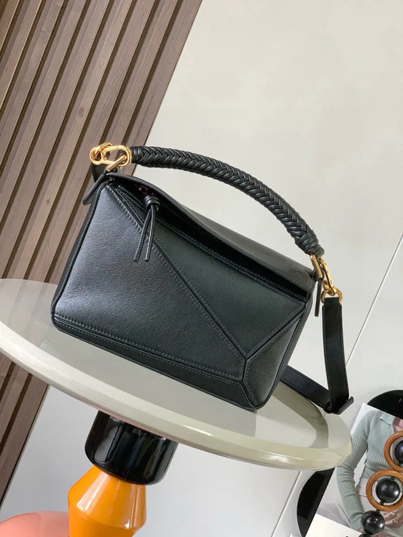 🔥New paragraph🔥The little soft cow leather.Puzzle The bag is for Creative Director Jonathan.．Anderson.( Jonathan Anderson ）🔥First handbags launched👜The shape of the rectangular body and the precise cutting technique have been created. Puzzle Unique Geometric Lines🎀This small version is made of soft cow leather.🧸It's a combination of unique knitting handkerchiefs.. ＊This little one. Puzzle A bag can hold a big wallet like that.👛All-sized cell phones and sunglasses.🕶♪ And I can't bear ♪, Slash, Handheld or handheld😻Disableable resonable sundries＊- We're going to pull the chain.🖤Bull leather zipper.🔗External zipper back pocket and an internal plug bag.＊Customize with shoulder belts and personal tweaks＊In the furded liner.＊ Anagram Ballast🛍️ Dimensions: 24cm～10.5cm～16.5cm Paragraph: 9064 Colours: Black