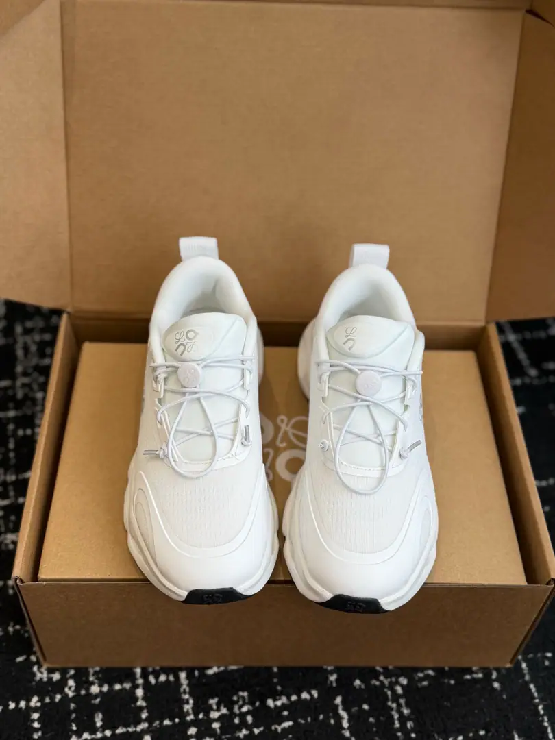 Dong-hoon's sub-purchase level Loi Yi Wai.LOEWE🇨🇭OnRun! XJoint contributionsCloudsolo Loewe 3.0 No shoelaces. It's cozy. Low-end running shoes. Same sex. I'm a sneaker. 【New Express】Loewe X On 26Autumn Winters Update Series 🥳Loewe X OnA series of high-performance costumes., MatchOnThe first time we've ever been together, we've got a new sports shoe.Cloudsolo, It makes it easier for you to behave.. 🔥CloudsoloNice running shoes.Loewe♪ Loi Wei andOnThe sign of the run., "with a sculptural sense of integration of the bottom of the cloud's shoes.". The core is...OnSignalCloudTec®Seismic technology, This time, we'll re-engineer our shoes with one cloud of elements.. Helion™The bottom of the super-bumble and the flexibilitySpeedboardThe board provides comfort and exercise control., And the shoes fit in.LoeweDesign. Semi-transparent Net Eye, Details of the elastic dry shoe belt and pebble buttons, To improve the shape with a low profile and practicality. The sneakers are green., Orange red., The green green is the bright color., It also provides soft and neutral colours to meet daily needs for tweaking.. ⭐Luxury touch combined performance technology, The contours of achievements designed specifically for urban life, Including the velvet coats., Pants and classic coats.. 👏Loewe X On 26The Autumn and Winter Cooperation series has been set up with overseas power suppliers., It's worth the attention.！ Size 36 37 38 39 40 41 42 43 44 45 （45Custom）