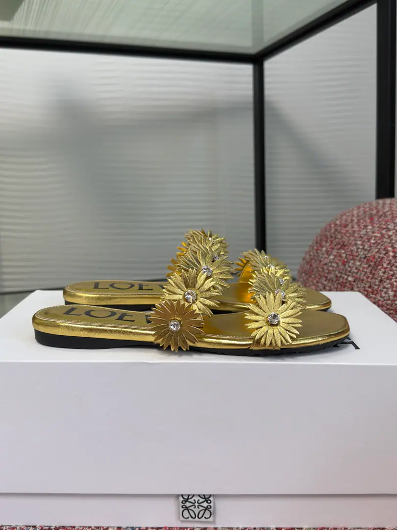 Top Version LOEWE Loi Yi Wai. 2026 Summer New Money Square The water drill. Floor Shoes. This is...LoeweThe brand's white daisies decorated with a cool tow., Designed with the iconic 3D flower and water drilling dots, It's a very well-known fashion stand-up for summer.. Shoes are smooth leather material., Two rows of fine white daisies., The flower is inflamed with a bright water drill., It's a little more than a little bit of a branding., It's perfect for a dress or a vacation.. Fabulous.: Import of sheep skin Uchi./Foot.: Import of sheep skin Shoes under the sole.: The original model of the rubber floor. Size: 35-41（40 41I'll make sure I don't change it.）