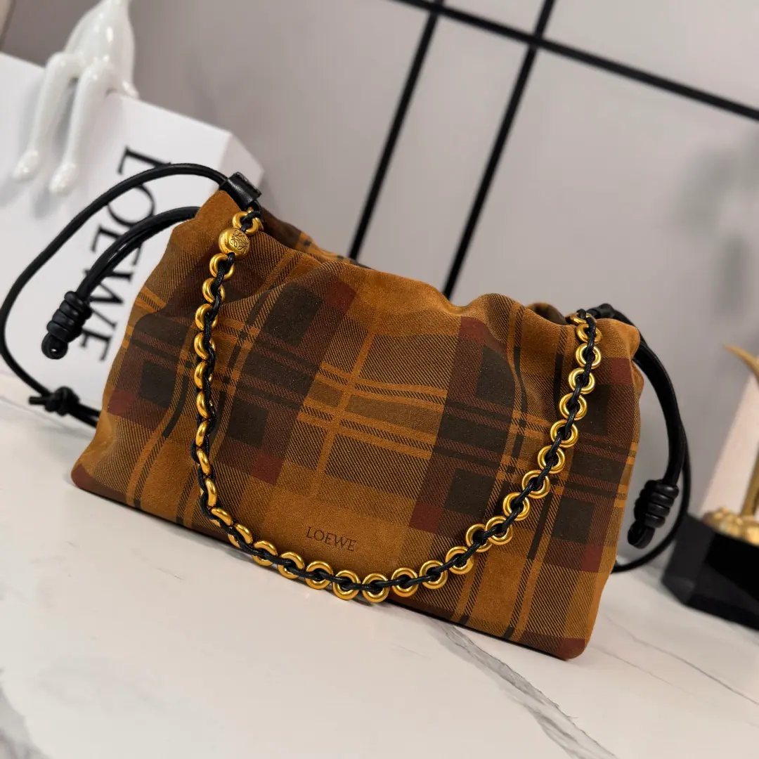 LO℮w℮🌟Medium-Gold Leather Flamenco Purse Handbag. Soft and soft. Use wrinkles., It's got a long-standing rope and doughnut chain.⛓️The medium version is made of a stamped-cut-cut-feather., And with the metal parts of the antiques.. Can take out doughnut chains*Anagram pebble ♪ And I can't bear ♪, Slash or handheld*Dismantled to adjust leather shoulder belts Low-key buttons open.*Napa sheep leather liner LasermarklogoMark. Model: 012403 Size: 30*10.5*20CM