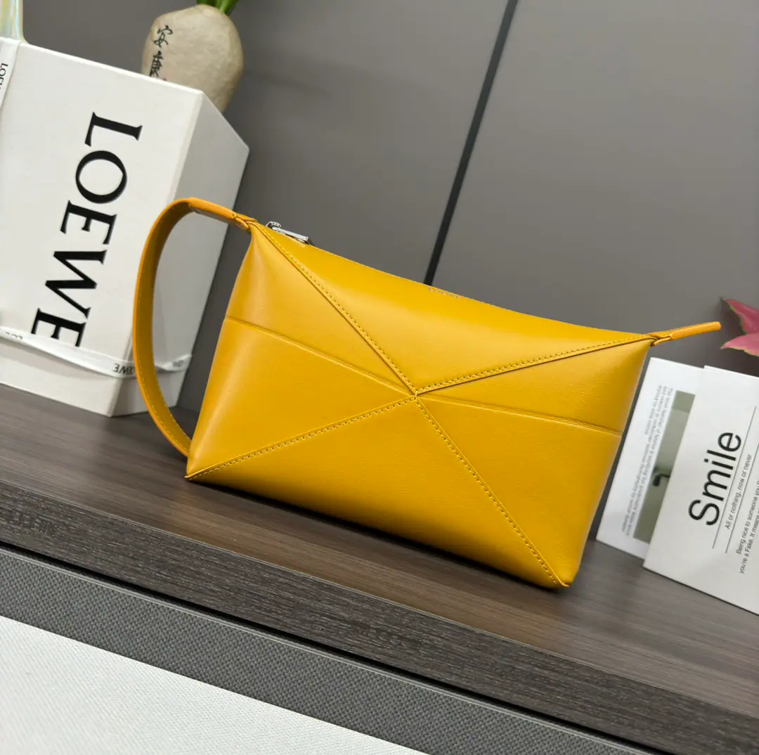 LO℮w℮New paragraph🆕- A bright cow leather. Washing bags. FromPuzzle FoldThe geometry of the handbag is inspired., Reconstructing with a picture of the beauty of the geometric structure.. 🉑️The #Jan25 blog writes:*- We're going to pull the chain.*The inside bag.*Man-tempered cotton canvas liner.*LO℮w℮Hot gold. size:22.7*12*15.5CM Model: 052403