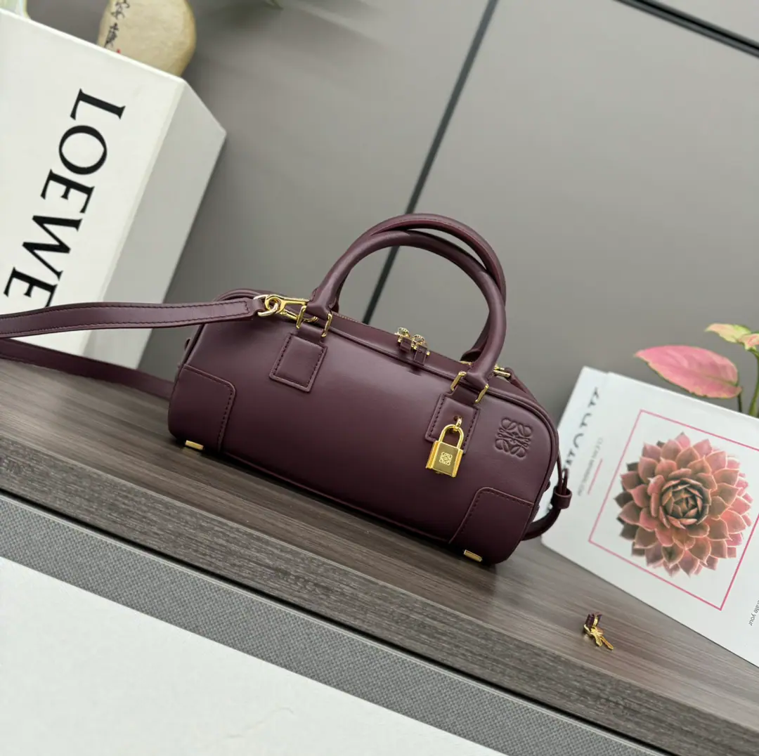 LO℮w℮🌟New paragraph Mini-Man. Amazona 23 Cropped Handbag. *bowling bag.🎳Newest Size🆕 Born in1975AgeAmazonaThe handbag is re-formed to the length of the stick., Pertinent markerityAmazonaMarking, This version is made of Napa cattle leather.*A small lock is attached as a new icon🔒To match modern lifestyles that electronic devices often store in packages*And it's designed to be updated to double zipper., Open and close easily*Details of the leather handle and the Cape of the Gu.*🉑️Slash🉑️♪ Shoulder ♪🉑️Hands. *A little bun is showing up like a school of fancy.. Model: 062417 Size:23*10*11CM