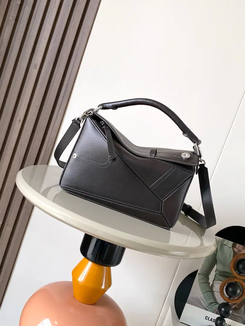 🔥 The little one's a bright-looking cow leather. Panta Puzzle Handbag.💥Puzzle It's a long-form shape with a single geometric line.🎁The small version is made of bright-faced cow leather., It's got a single Ningbu pants style detail.. 💋Geometric bag24CMPuzzleThe old handbag factory imports the skin of a calf.🐮🐮 The Lo family's bomb geometry bag.👜Puzzle The bag is for Creative Director Jonathan.·Anderson.（ Jonathan Anderson ）Yes. L0⚡️EWE First handbags launched😻The shape of the rectangular body and the precise cutting technique have been created. Puzzle Unique Geometric Lines👛This small-sized version is made of soft-pumped cow leather.＊Small Puzzle It can hold a big wallet, for example., All-sized cell phones and sunglasses.🕶Slash, ♪ Shoulder ♪, Handheld or topheld＊Disableable🎁 Dimensions: 24CM～16CM～10CM Paragraph: 9109 Colours: It's like old brown.