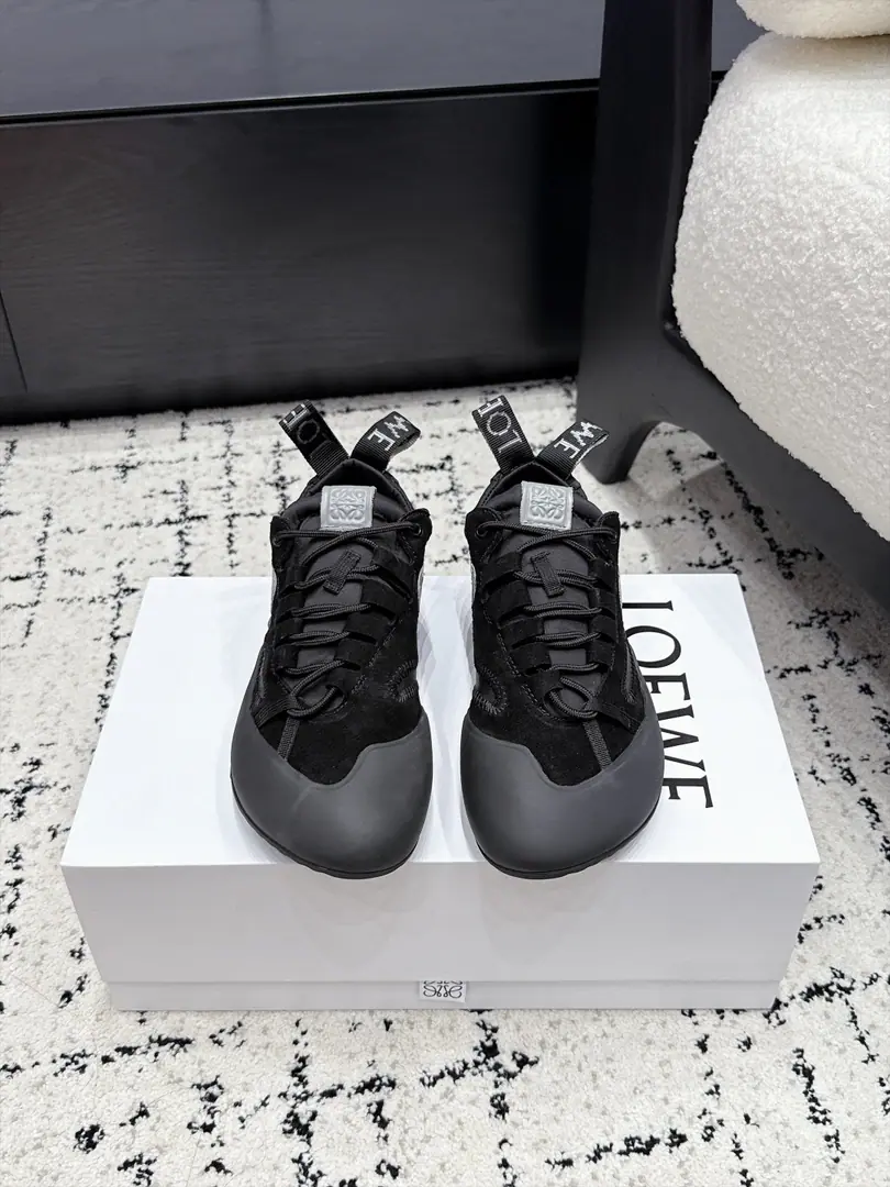 Men+10 Loewe Flow Runner Loi Yi Wai.26/Rock-climb-drain shoes. This season's a great season. The whole net is on fire., Nice foot., The loose shoe line weakens the complex design., But you hide your high-level thoughts in detail., It's not just routine, it's a light-door trip., It's easy to fit in with the scenes., A fashion style that's so low-profile and luxuries.. This year's fashion is a rare year.！It's all seasons.！Newly upgraded soles, Give this shoe a resounding, elegant interpretation., And I'm now a part of the modern sense of the world.LOEWELoi-Wei-Wi's unique style.. ✔️Fabulous.: Cows are counter-feat. ✔️Uchi.: Lamb skin. ✔️Otsumi!: Original Open-Mode Customized ✔️Size: 35-45（Women40 Men45Do it.）