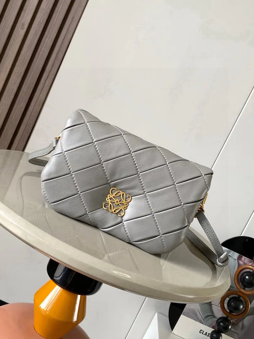 🔥Mini-show napa skin frowns. Puffer Goya Handbag.👜Goya Puffer Yes.Goya The inspiration of aesthetics., Through a shiny Napa leather with a goose-hair cushion✨It's bringing new sensory and tactile dimensions.🥰The mini version uses wrinkle sheep.🐑Leather made, By hand-cut, 🪡Sewing and sewing🧸＊There are many ways of carrying backs.＊Disableable resonable sundries＊Magnetic button opening＊A layer and a zipper.🪢Pocket.＊Napa sheep leather liner🩶 Dimensions: 20cm～6cm～13cm Paragraph: 9077 Colours: Pearl Grey.