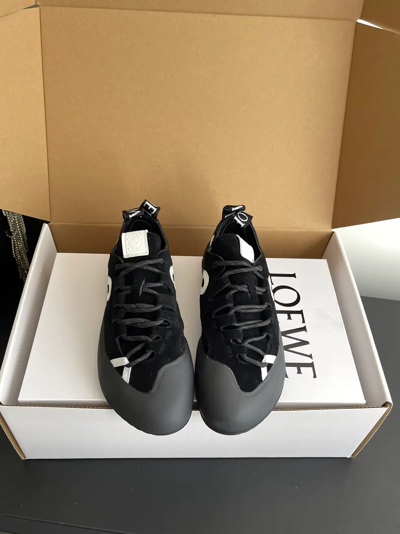 Female/Men 🏧𝐋𝐎𝐄𝐖𝐄Loi Yi Wei's new Agan's running shoes are now in full color., To get a sense of the brand's fine work., The shoe bottom design is new., Kick-and-roll-proof., The most comfortable sneakers of the year., No originals but no development, Original1:1Copy. Size:Female size35-41, Men39-44