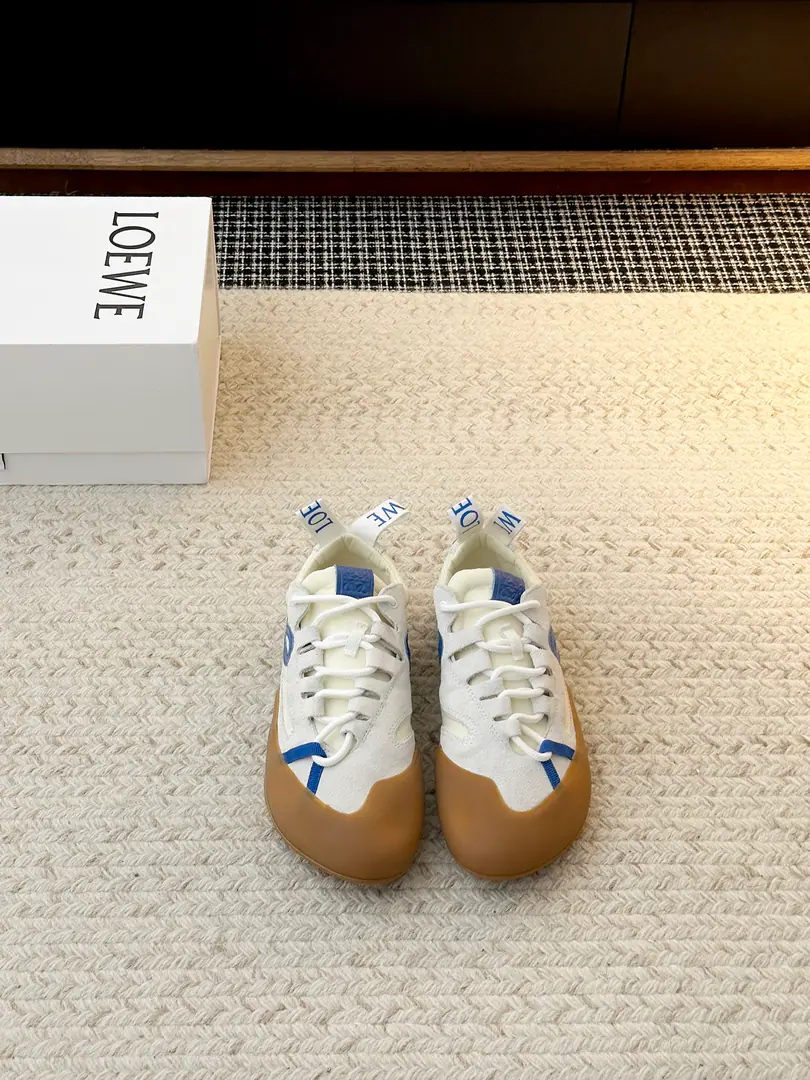 𝐋𝐎𝐄𝐖𝐄Roy Wedd's shoe., It's delicate., With black rubber shoes., Jane and modern.. The tongue and the back of the shoe have branded ribbons., Full Details. Shoes are comfortable., Fit for daily wear or light exercise, Purple eye-sucking., It's a good time to be free or on the street.！ LoeweLoi Yi Wai. Latest26SS Showtime. Retro. Thick Leisure Sports shoes - Tetsu. Gumps. AnagramMark, It's a very good recognition.！Underlying thick rubber shoes, The grip and comfort are great., Daily commute, You can ride easy when you're free to go. Retro and modernity., Black-and-white., You can dress up in pants.holdStay., ♪ Easy to build fashion styles ♪ Send a cabinet for fine packaging ➢Shoe-faced material: Original customized head-level cattle skin ➢The contents of the shoes.: Imports of soft sheep skins ➢Shoe bottom material: Original modeling of slide-resistant rubber material ➢Shoes.: Women35-39Men39-45（Women40Men45Custom without re-offer）