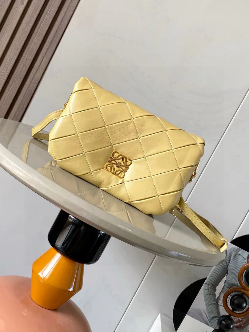 🔥Mini-show napa skin frowns. Puffer Goya Handbag.👜Goya Puffer Yes.Goya The inspiration of aesthetics., Through a shiny Napa leather with a goose-hair cushion✨It's bringing new sensory and tactile dimensions.🥰The mini version uses wrinkle sheep.🐑Leather made, By hand-cut, 🪡Sewing and sewing🧸＊There are many ways of carrying backs.＊Disableable resonable sundries＊Magnetic button opening＊A layer and a zipper.🪢Pocket.＊Napa sheep leather liner💛 Colours: Butter. Dimensions: 20cm～6cm～13cm Paragraph: 9077