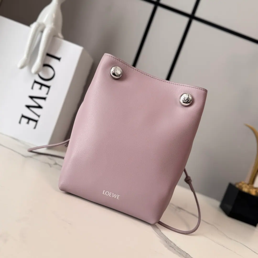 LO℮w℮🌟Smooth cattle leather.PebbleBags. Use folding structures, Tiles and dual marking *Anagram Pebble.Regable shoulder belt, 63centimetres- Centimetres.A leather liner with a inside bag.LO℮w℮Hot gold., Take a seat.AnagramMark. Model: 012444 Size: 17*7*21.5CM