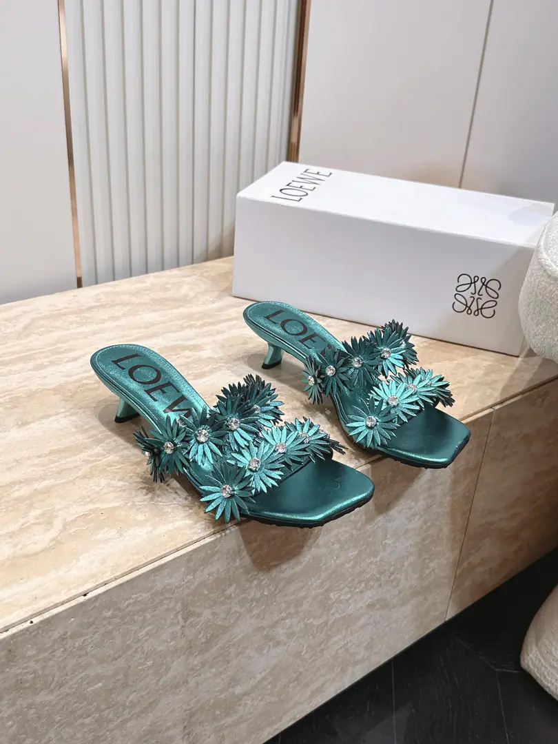 The money. LOEWE Loi Yi Wai. 26ssSummer New Money The flowers are drilled. The sandals are a word for the head. The stylistic shape of the brightness of the summer. A flower with a stubble of shoes. The center-sewd blue-tray drill is like a fine starlight. Every step is a beautiful light. ♪ So gentle and bright ♪ It fits in different styles. Bring yourself a high-level softener filter Shoe-skin flower./Drill. The inside sheep. Rubber Bottom He's tall.: 5cm Codes: 35-41（40 41I'll make sure I don't change it.）