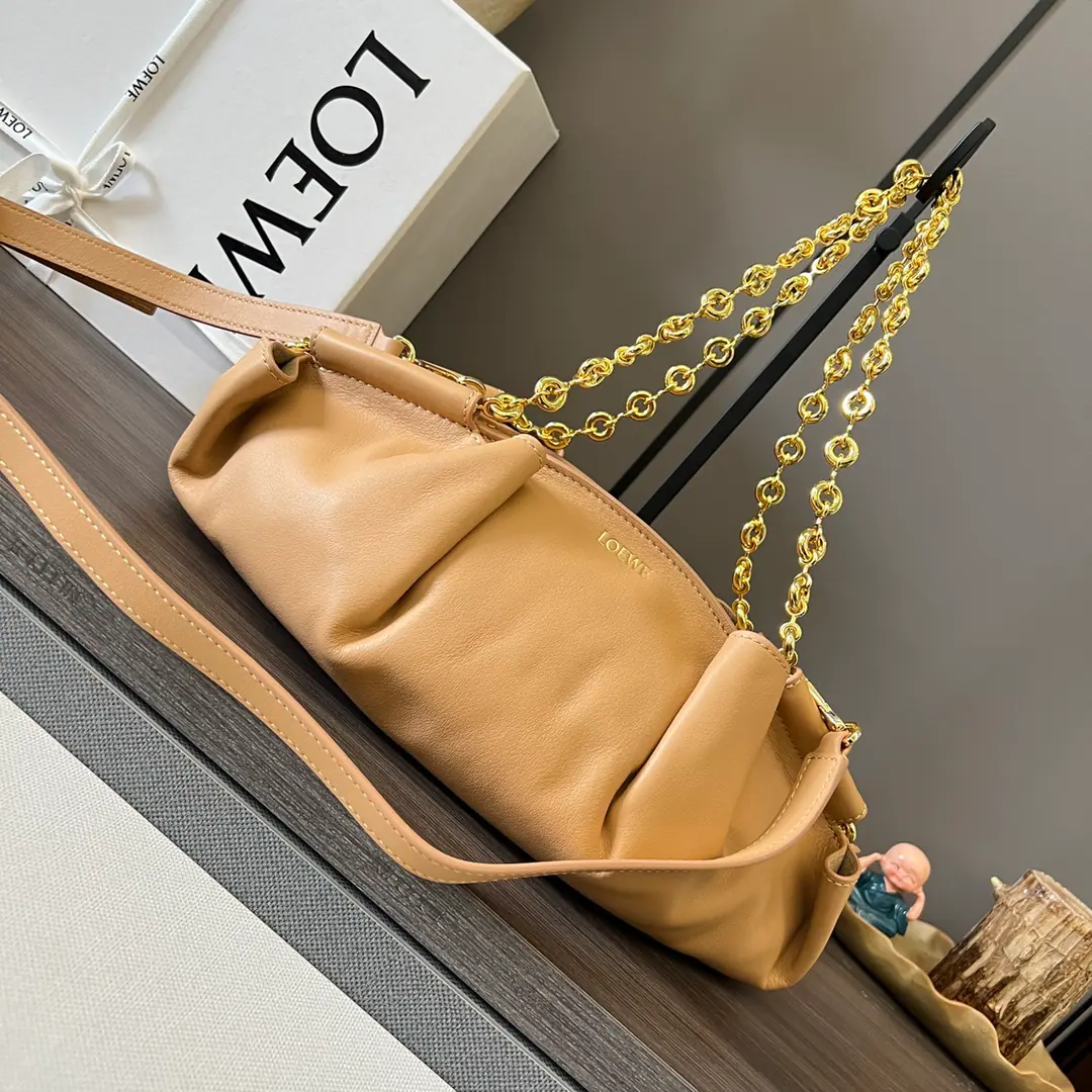 𝑳Home.🌟New little cattle leather belt chain.⛓️PaseoHandbag. You're a good worker.🆕A simple contours., It brought with it a unique, soft and super light compound.🌟The chain of arms is made of a shiny napa leather., And with extra leather tape.. Hands or shoulders.*Dismantled and modifiable leather sundries*Top invisible zipper.*In the gold-velved leather liner.*Loe*weHot gold.. size:35*11.5*21cm Model: 062247Chain clause