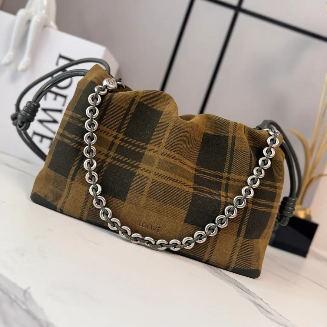 LO℮w℮🌟Medium-Gold Leather Flamenco Purse Handbag. Soft and soft. Use wrinkles., It's got a long-standing rope and doughnut chain.⛓️The medium version is made of a stamped-cut-cut-feather., And with the metal parts of the antiques.. Can take out doughnut chains*Anagram pebble ♪ And I can't bear ♪, Slash or handheld*Dismantled to adjust leather shoulder belts Low-key buttons open.*Napa sheep leather liner LasermarklogoMark. Model: 012403 Size: 30*10.5*20CM