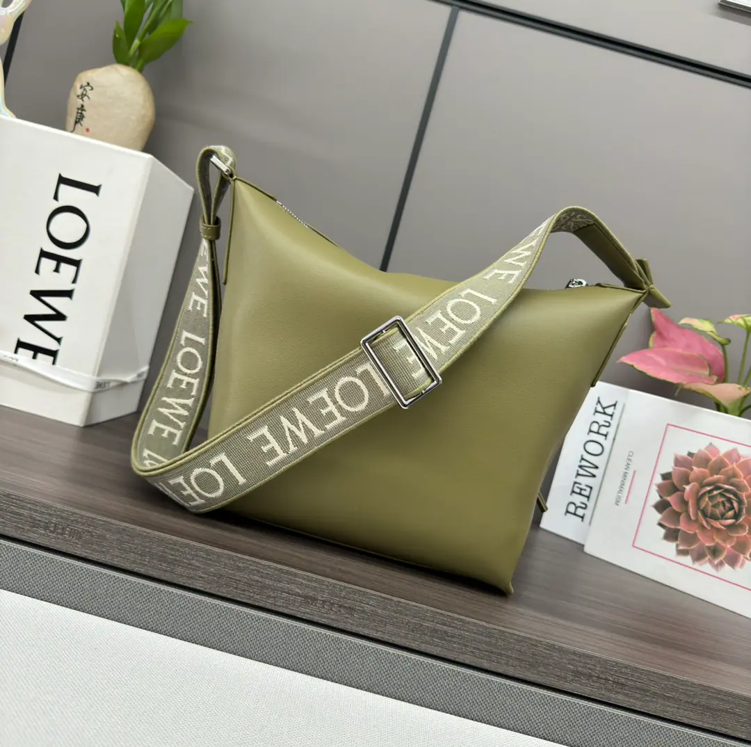 LO℮w℮🌟New paragraph🆕Small Soft smooth leather and bouquets.𝒄𝒖𝒃𝒊 Handbag. The slash is a large and soft handbag.*It's easy to fit into the body.. Yes.Loe*weBring the tape.*♪ Tilt your shoulder ♪*Regable shoulder belt*Zipper seal., Bull leather zipper.*Internal Pocket*In a tattooed cotton canvas. Anagram Ballast🌟 size: 29*10.5*22cm Model: 062318