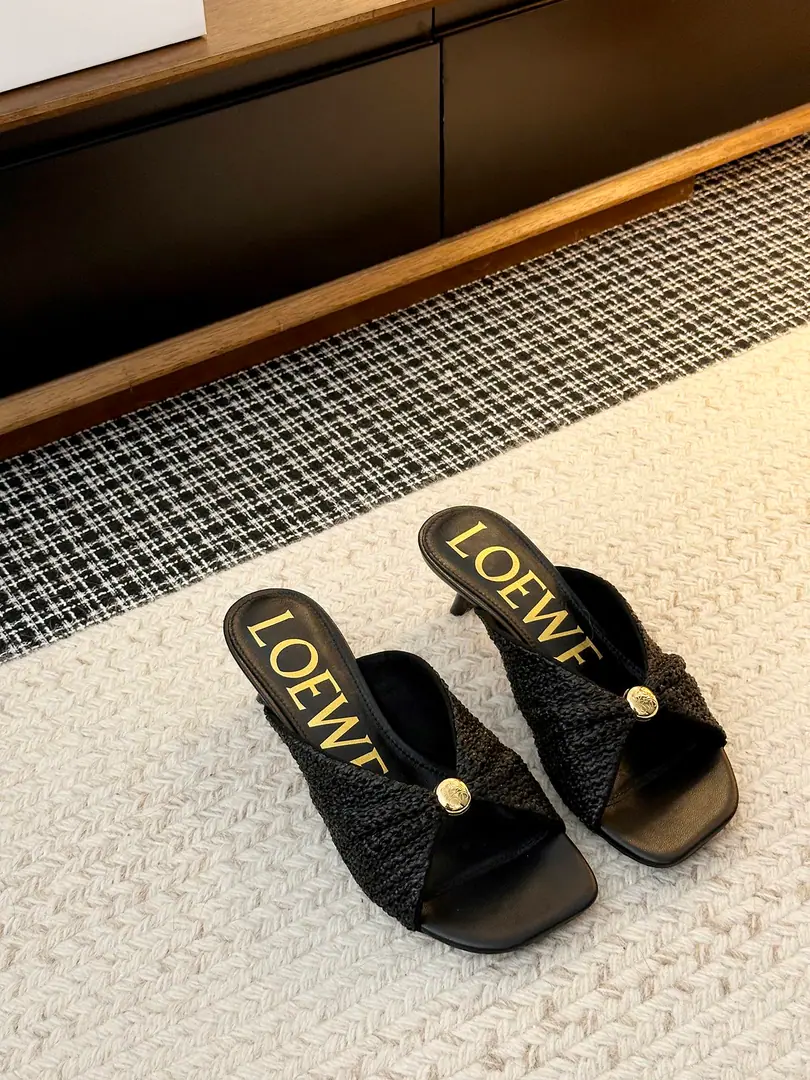 𝐋𝐎𝐄𝐖𝐄Loki Wei Chun-suk slippers Super-fiancées wear great slippers. He's a good one.～～The crazy grass is a little more clean and elegant. And the color is pretty., The upper foot is full of gas., He's so handsome and handsome. ✨Shoe-faced material:Raphigrass.+Original Weaving Special Materials ✨The contents of the shoes.:Lamb skin. ✨Shoe bottom material:Original customised pamphlet rubber base ✨Shoes.:Female35-42(41.42Custom without re-offer）