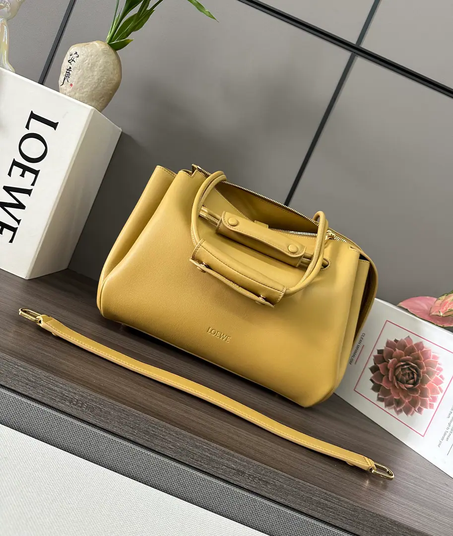 The Lok family.🌟New paragraph🆕Medium-size soft cow leather. Madrid Handbag. Madrid Soft structural silicon shape., Use angular support design, Matchable to adjust the handler and Pebble Magnetic buttons. The medium version is made of soft cow leather.. ♪ And I can't bear ♪, Slash or handheld*Regable shoulder belt, We'll have a leather stretch.Anagram Pebble Magnetic button opening, - We're going to pull the chain. A zipper bag., An internal position. Anagram Pebble Metal toe nails Napa sheep leather liner. size:28.5*11*23cm Model: 052451