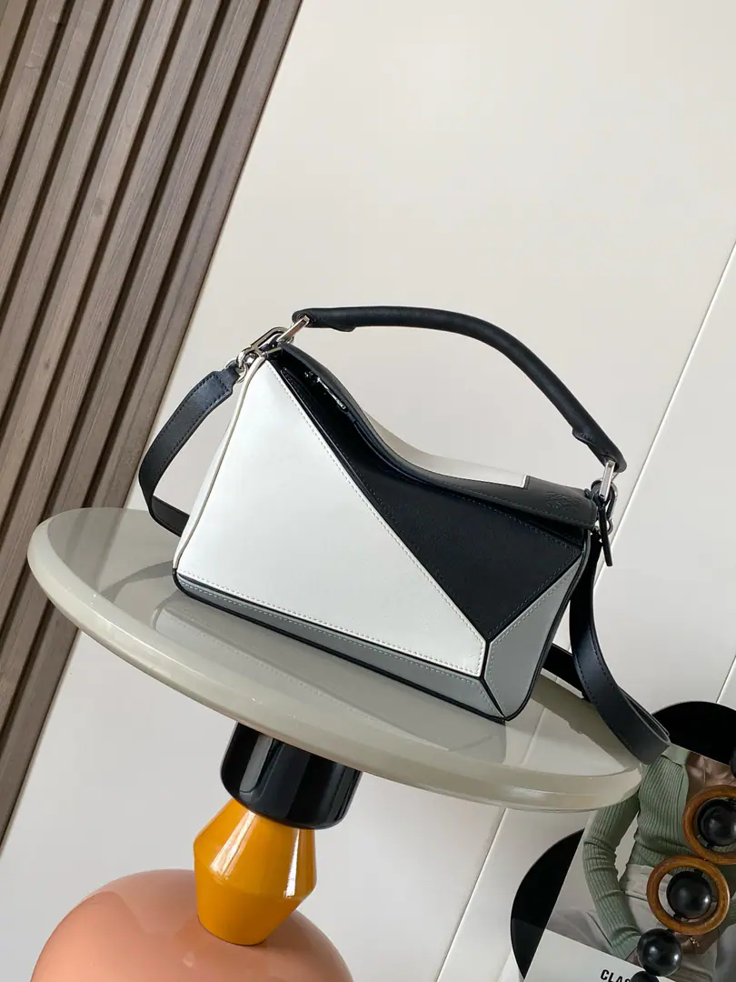 🔥New little nugar. PuzzleHandbag.💥Puzzle It's a long-form shape with a single geometric line.💋The small version is made of napa cow leather.🍉The idea of squares is that they're inspired by the shape of the flower.🌻Josef Albers It's...“Homage to the Square" Series👑This bag is... L0🎁EWE x Joset andAnni Albers Series💄“♪ And I can't bear ♪, Slash or handheld“Disableable resonable sundries‘- We're going to pull the chain.💝Bull leather zipper.‘An external zipper back pocket., An internal bag.*The fabric line.*Anagram Ballast, L0🌈EWE- It's a silver-hot and... Josef💫Albers Signature🌺 Dimensions: 24～16.5～10.5CM Paragraph: 9106 Colours: Black/White