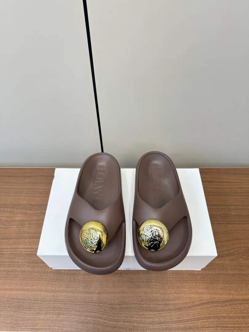 Loi Yi Wai. LOEWE Ease Bubbles and feet. Beach shoes. - Slugs. Special price ⚠️ New, Unpackaged boxes！ Codes: 35/3