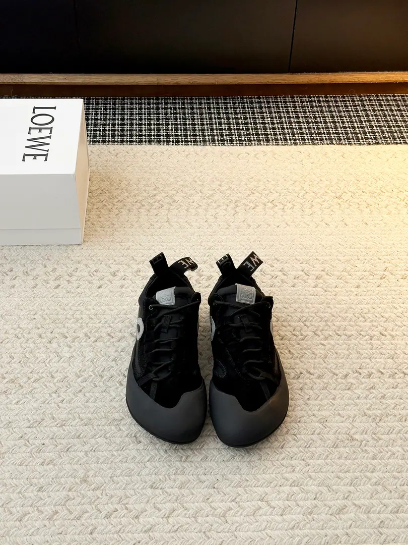𝐋𝐎𝐄𝐖𝐄Roy Wedd's shoe., It's delicate., With black rubber shoes., Jane and modern.. The tongue and the back of the shoe have branded ribbons., Full Details. Shoes are comfortable., Fit for daily wear or light exercise, Purple eye-sucking., It's a good time to be free or on the street.！ LoeweLoi Yi Wai. Latest26SS Showtime. Retro. Thick Leisure Sports shoes - Tetsu. Gumps. AnagramMark, It's a very good recognition.！Underlying thick rubber shoes, The grip and comfort are great., Daily commute, You can ride easy when you're free to go. Retro and modernity., Black-and-white., You can dress up in pants.holdStay., ♪ Easy to build fashion styles ♪ Send a cabinet for fine packaging ➢Shoe-faced material: Original customized head-level cattle skin ➢The contents of the shoes.: Imports of soft sheep skins ➢Shoe bottom material: Original modeling of slide-resistant rubber material ➢Shoes.: Women35-39Men39-45（Women40Men45Custom without re-offer）