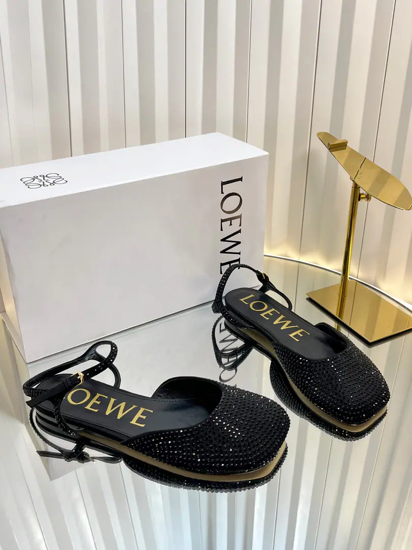 Requisition levelLOEWE｜Loi Yi Wai.2026The new one is always a pair of sandals. 2026ssLoi Yi Wai.LOEWE [Fireworks][Fireworks]SSSummer-limited slippers., It's a hottest color., Real leisure-style dance shoes., The beauty of Cain., Use a delicately imported cow skin., Touch the skin like a baby's skin., It's like you're not wearing it., It's so light. Super soft It's so cozy., The foot is really beautiful.！！！Very recommended., The most gorgeous thing in superfashion Paris.💡, The star of the game. Fabulous.: Original cow skin/Drilling. Uchi.: In the original sheep's skin. Shoes under the sole.: Original version of the frame Size: 34-43（34.40.41.42.43）Make a reservation.