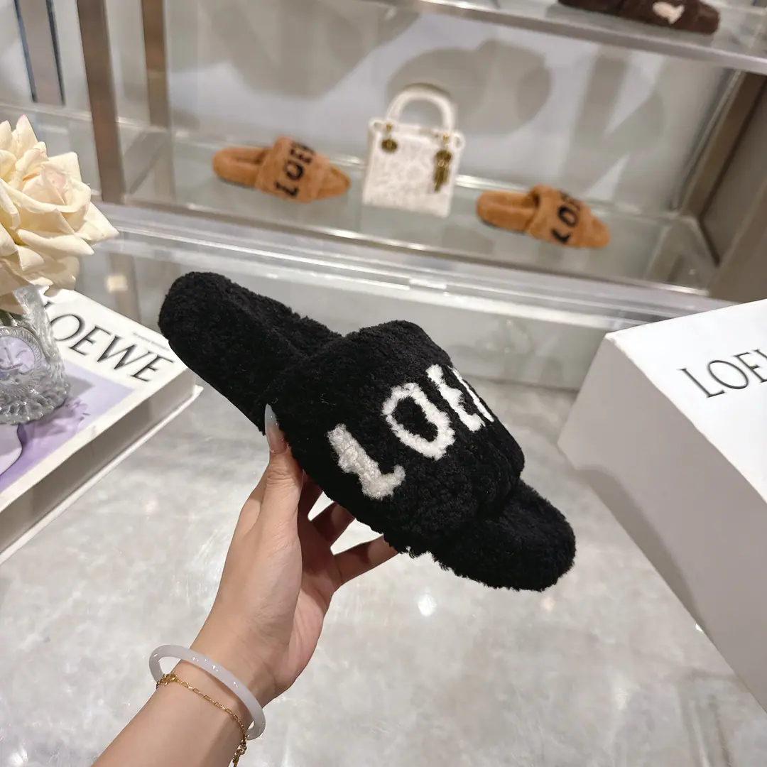Plant price LOEWEThe classic autumn and winter letters, hairy slippers.💗 Too many shoes this season. It's so cute to be able to get out of my way.～ The fur is a European import.ATijuana. We'll be as full as we've been. All of them with pure wool, not a man-made hair.！ We chose the same version as the original.TPUMaterial The film is skating and skating.！！ Codes: 35-40 （41）Do it.