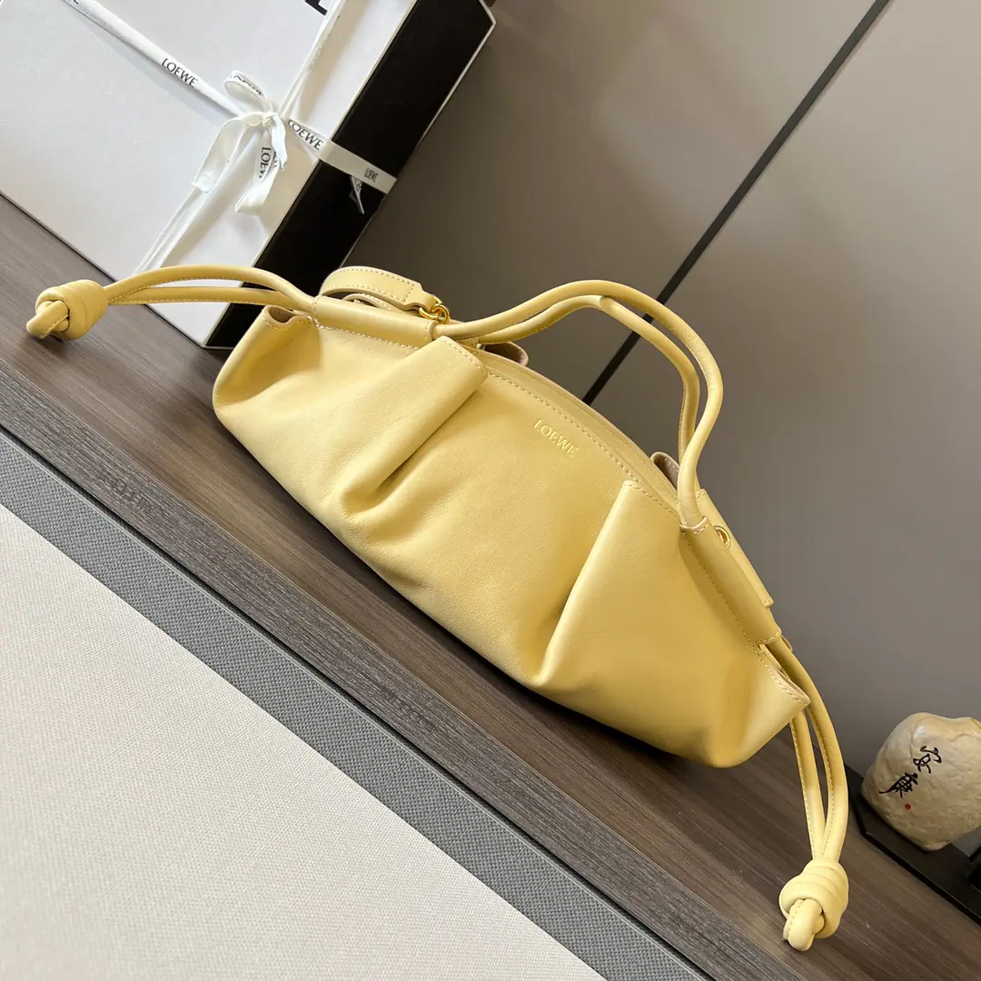 𝑳Home.🌟New subcolonPaseoThe dumpling bag. You're a good worker.🆕A simple contours., The hand is through the bag., It brought with it a unique, soft and super light compound.. This small size is made of shiny napa cow leather.. *Hands or shoulders.*Dismantled and modifiable sundries*Top invisible zipper.*In the gold-velved leather liner.*Loe*weHot gold.. size:35*11.5*21cm Model: 062247（Small）