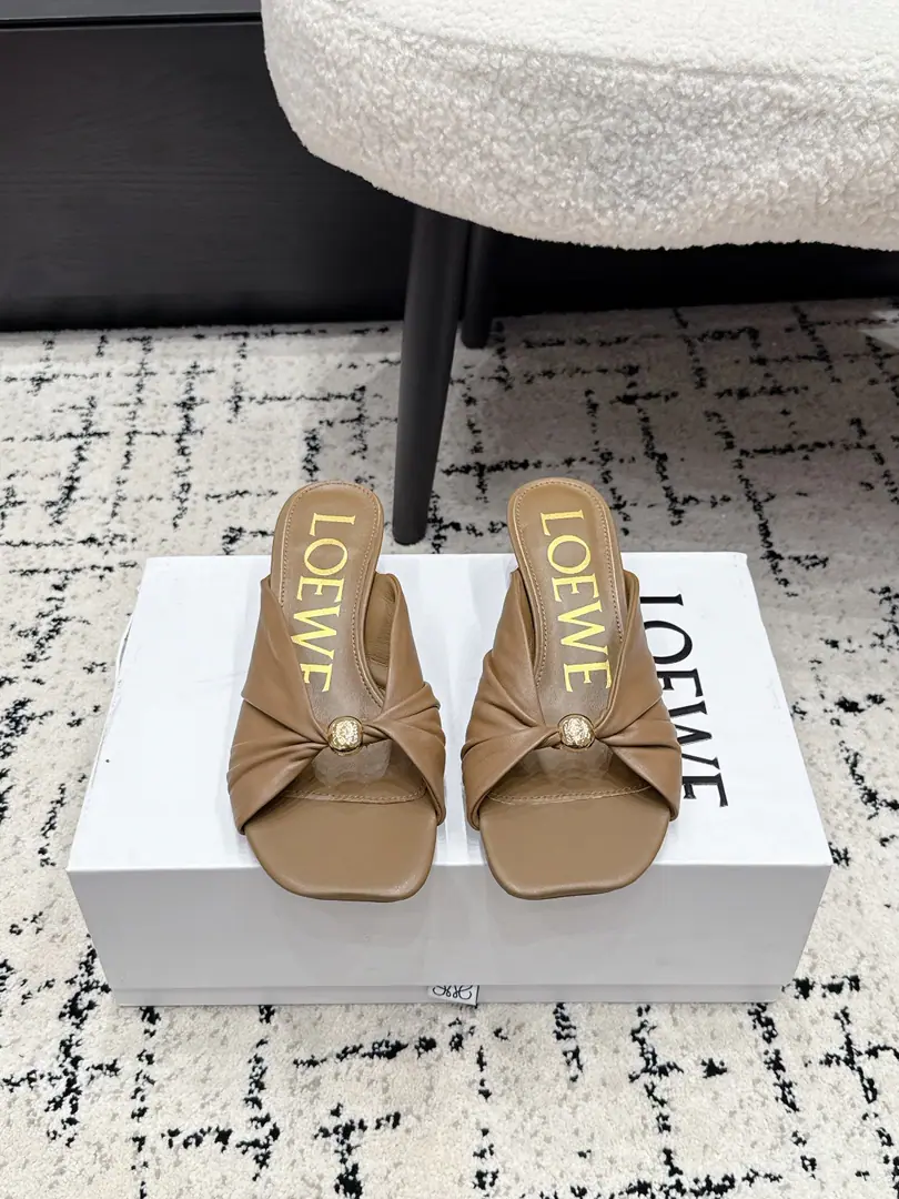 LOEWE Loi Yi Wai. 26/ Spring and summer. Personally wrinkled heels. Cats and sandals. The crazy grass is a little more clean and elegant., ♪ To keep you alive ♪ And the color is pretty., The upper foot is full of gas., He's so handsome and handsome. ✔️Fabulous.: Bullskins. ✔️Uchi.: Lamb skin. ✔️Otsumi!: Italy is a big-ass country. ✔️He's tall.: 4.5cm ✔️Size: 35-41（40.41I'll make sure I don't change it.）