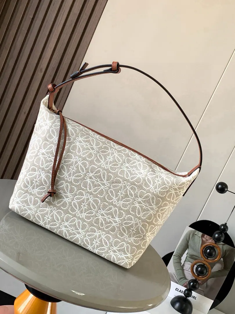 [A gift.]Anagram Plumbing and cattle leather. Cubi The big bag.💋- The lunch bag.～CubiThe lunch box.👜The happy season is...CubiHere.！L0ewe The latest armpits are under the bag. Cubi💄The embroidery design has its own sense of excellence. You can put a little bit of skin in white.T🏆It can produce an amazing chemical reaction.👑The twigs are very well adjusted., Not too much of a burden., A little bit., Free your hands., Handheld, The armpits look good on your shoulder. Large capacity, He's still a little self-respected.！It's so cute.🌹Come on, open it.“Blow up the street.”Mode🍎Cubi Anagram The bag is a big shoulder bag., With a cow leather base and a soft wrap.. This version uses cow leather and Anagram - It's made of flowers.！🍺🍺 Large size:35~21~16CM Paragraph: 9008 Colours: White brown flower.