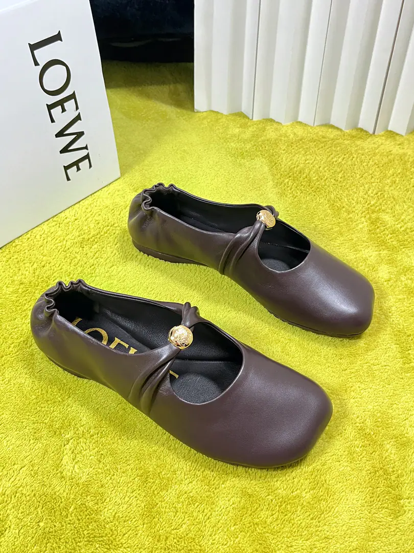 LOEWE Super soft-ass, same-skinned ballerina shoes. This one.Pebble Soft It's a elegant combination of ballet soles and moller's shoes., The motten air of the first autumn was made of super soft sheep., I got a shoe on the bottom. Anagram Letters are smooth. Soft Napa skins and shoes., It's backed by a very simple structure., Make a two-foot naked experience., I'll let you walk all day. Easy., A nice pair of flat shoes.. It's easy to bend., I'll try the size myself.: 37/The flesh of the feet., It's not even a touch of taste., Squeeze., It's a very leg-sensitive crowd.（I couldn't wear a little foot-shoe myself.） Shoe.: Lamb skin. Uchi.: Lamb skin. Otsumi!: Original customised flower stripes Codes: 35-42（40.41.42Custom without re-offer）