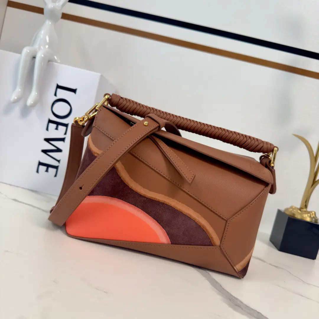 L⊚℮w℮New paragraph🌟 The little Napa cattle leather.Puzzle Edge LandscapeHandbag.🆕It's a long-form shape with a single geometric line. The handbags use overlapping pieces with single sutures., From the classic structure.. The small version is made of napa cow leather and fuzzy leather., The effect of stumping and slashing to create a single tree.*We're going to make top executives.. ♪ And I can't bear ♪, Slash or handheld Disableable resonable sundries*- We're going to pull the chain., Bull leather zipper.*An external zipper back pocket., An internal bag.*The fabric line.*Anagram Ballast size:24*10.5*16CM Model: 062559