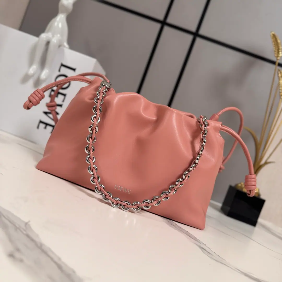 LO℮w℮🌟Soft Napa sheep leather. Flamenco Purse Fuku-ki! Use wrinkle design, Key details of the side combination with the marker ropes.. It's a lot of fashion., It's a handbag., And with a doughnut chain., Or a leather strap.. This version is made of soft napa leather.. ♪ And I can't bear ♪, Slash or handheld*Dismantled to adjust leather shoulder belts*Can take out doughnut chains*Anagram Crawl.*Low-key buttons open.*Fly-faced liners with gold or silver.*(A metal chain with a long leather shoulder belt.） Model: 012403 Size: 30*10.5*20CM