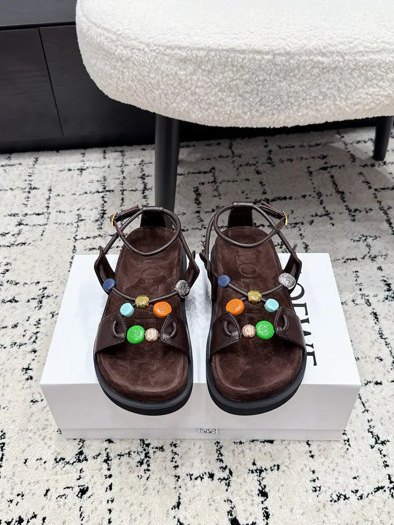 LOEWE Loi Yi Wai. 26/ Spring and summer. Straps with thick sandals. It's a summer-time thing.LOEWE- Slurp-down sandals., I'm gonna put a little bit of art and comfort in it.. It's designed to carry the snug properties., The colored buttons on the shoe face are the brightest of the whole pair of shoes., Like putting a color palette on your feet., Every one of them is a little bit of a little bit of a little bit of a little bit of a little bit of a little bit of a little bit of a little bit of a little bit of a little bit of a little bit of a little bit of a little bit of a little bit of a little bit of a little bit of a little bit of a little bit of a little bit of a little bit of a little bit of a little bit of a little bit of a little bit of a little bit of a little bit of a little bit of a little bit of a..., Bring your own recognition., Just keep going back on the road.. It's not just a simple or a personal thing., It's a good way to be a little more colorful., It's the brightest thing in the shape.. The strapped design is fit to the foot., Don't be afraid to fall., Daily commute, I'm out shopping., It's all right for a beach vacation., Comfortable and comfortable.. ✔️Fabulous.: Bullskins. ✔️Uchi.: Lamb skin. ✔️Otsumi!: The rubber floor. ✔️Size: 35-40（40Do it.）
