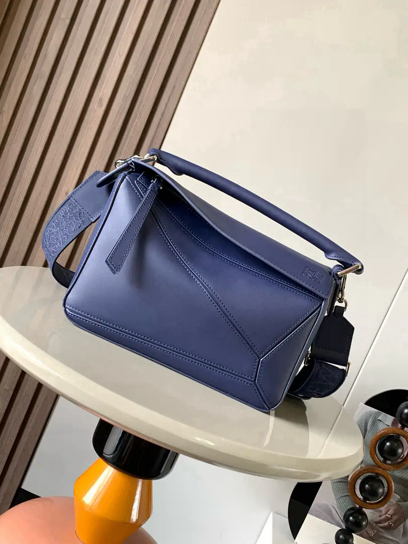 🔥Geometric bag24CM🔥PuzzleHandbag.！The original plant imported Napa's cattle skin.💥The Lo family's bomb geometry bag.🍓Puzzle The bag is for Creative Director Jonathan.·Anderson for L0💋EWE First handbags launched👑The shape of the rectangular body and the precise cutting technique have been created. Puzzle Unique Geometric Lines💄This small-sized version is made of soft Napa cattle leather.👜＊Small Puzzle It can hold a big wallet, for example., All-sized cell phones and sunglasses.[Sun][Sun]Slash, ♪ Shoulder ♪, Handheld or topheld＊Disableable💙 Dimensions: 24CM～16CM～10CM Paragraph: 9048 Colours: Navy blue.