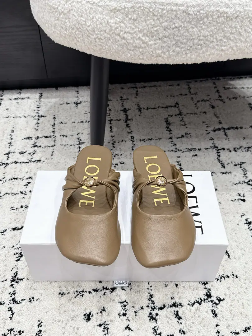 LOEWE 26/ New paragraph Super soft, doo-do ballet shoes. This one.Pebble Soft It's a elegant combination of ballet soles and moller's shoes., The motten air of the first autumn was made of super soft sheep., I got a shoe on the bottom. Anagram Letters are smooth. Soft Napa skins and shoes., It's backed by a very simple structure., Make a two-foot naked experience., It'll be easy for you to walk all day., A nice pair of flat shoes.. ✔️Shoe.: Little sheep's skin. ✔️Uchi.: Little sheep's skin. ✔️Otsumi!: Original Customized Bottom ✔️Size: 35-41（40 41Do it.）