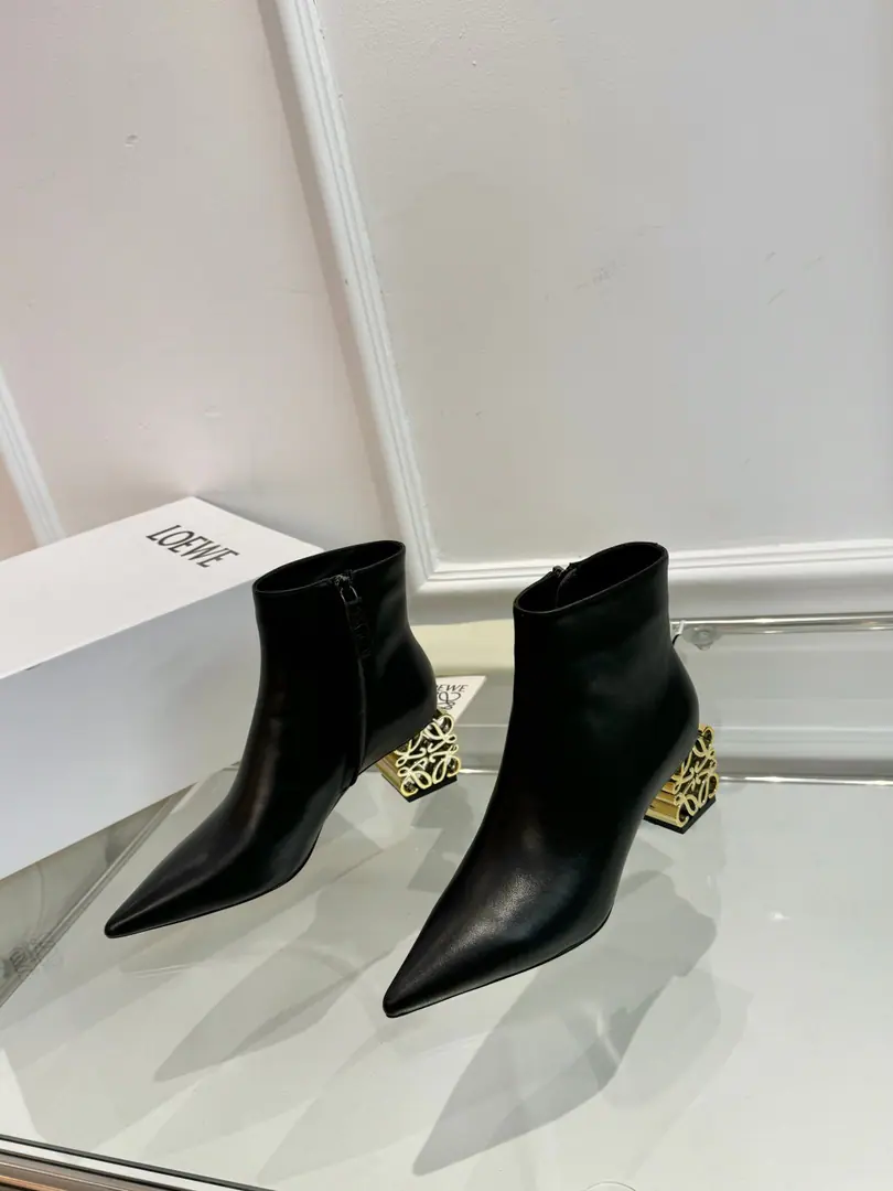 🆕 💗【Loi Yi Wai.•Loewe】 - It's a hot new deal. The whole story is in the original., Fashion and personality are so good. It's a great color. ●Fabulous.: Importing high-swilight cattle back-feathers ●Uchi.: Water-tied cow skin. ●Foot.: Water-tied cow skin. ●Otsumi!: The original is really a big one. ●Call. ●Packaging: Original package ●Codes: 35-40