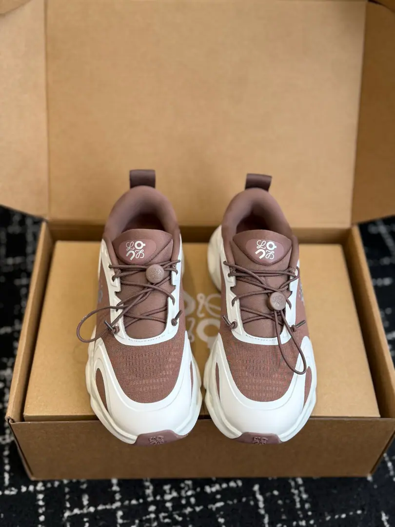 Dong-hoon's sub-purchase level Loi Yi Wai.LOEWE🇨🇭OnRun! XJoint contributionsCloudsolo Loewe 3.0 No shoelaces. It's cozy. Low-end running shoes. Same sex. I'm a sneaker. 【New Express】Loewe X On 26Autumn Winters Update Series 🥳Loewe X OnA series of high-performance costumes., MatchOnThe first time we've ever been together, we've got a new sports shoe.Cloudsolo, It makes it easier for you to behave.. 🔥CloudsoloNice running shoes.Loewe♪ Loi Wei andOnThe sign of the run., "with a sculptural sense of integration of the bottom of the cloud's shoes.". The core is...OnSignalCloudTec®Seismic technology, This time, we'll re-engineer our shoes with one cloud of elements.. Helion™The bottom of the super-bumble and the flexibilitySpeedboardThe board provides comfort and exercise control., And the shoes fit in.LoeweDesign. Semi-transparent Net Eye, Details of the elastic dry shoe belt and pebble buttons, To improve the shape with a low profile and practicality. The sneakers are green., Orange red., The green green is the bright color., It also provides soft and neutral colours to meet daily needs for tweaking.. ⭐Luxury touch combined performance technology, The contours of achievements designed specifically for urban life, Including the velvet coats., Pants and classic coats.. 👏Loewe X On 26The Autumn and Winter Cooperation series has been set up with overseas power suppliers., It's worth the attention.！ Size 36 37 38 39 40 41 42 43 44 45 （45Custom）