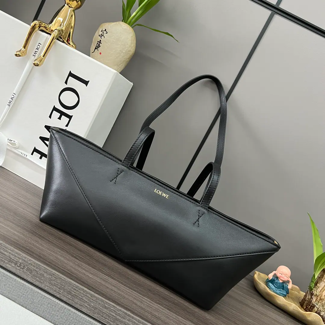 LO℮w℮🌟- A bright cow leather. Puzzle Fold Cropped Handbag.👜Reconstructing with a picture of the beauty of the geometric structure., So that the bag can be completely flattened., A so-called traveling companion.. Brands use creative thinking to create soft and light bags., It's a low profile.L⊚℮w℮Branding. This short version is made of a bright-looking napa leather.. *Shoulder or handheld*- We're going to pull the chain.*In the furded liner.L⊚℮w℮Hot gold.. size:39*12.3*12.5CM Model: 052313