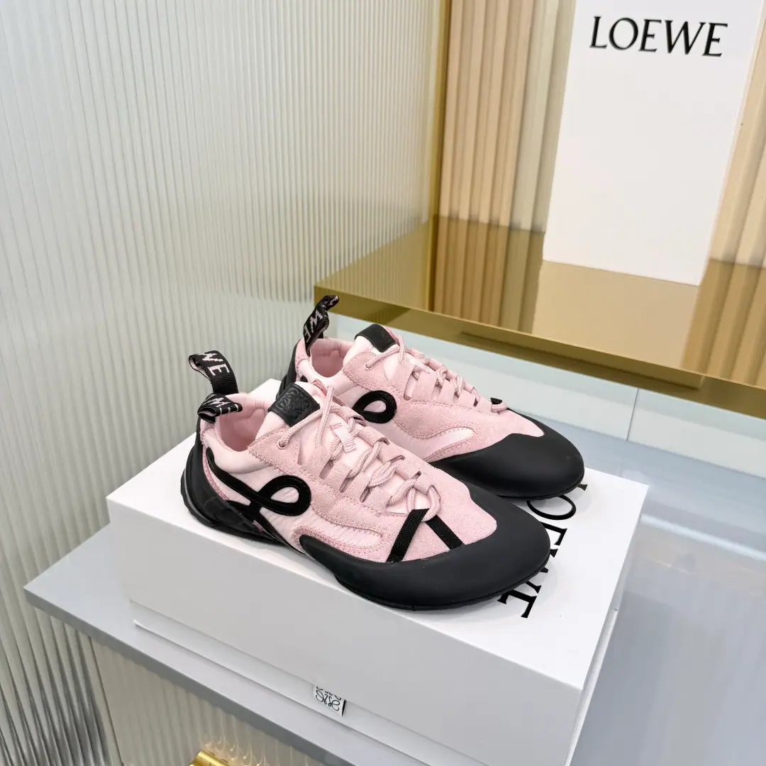 Plant price: A couple.！！！ Loewe/Loi Yi Wai. x on cioudtilt2.0The pair of shoes, Lo Yi Wai. x on The new series of running shoes. Brands and Swiss high-performance sports brandsonThe series of works that we've been working on together is dedicated to cities and outdoors., To demonstrate fully the scientific and technological qualities of sustainability.. This time, I'll be working together., Willon- A professional skill.loeweThe great combination of the Rover process., In production and design, For urban life and outdoors. ✔Shoes made of recycled polyester fibres and web-eye fabrics ✔Use exclusive rubber sole sole sole sole sole sole sole sole sole sole sole sole sole., I got a shoe print.loeweLorraine.logo, It's full coverage of the suture details.. ✔Size: 36-45