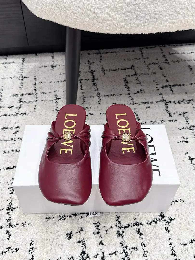 LOEWE 26/ New paragraph Super soft, doo-do ballet shoes. This one.Pebble Soft It's a elegant combination of ballet soles and moller's shoes., The motten air of the first autumn was made of super soft sheep., I got a shoe on the bottom. Anagram Letters are smooth. Soft Napa skins and shoes., It's backed by a very simple structure., Make a two-foot naked experience., It'll be easy for you to walk all day., A nice pair of flat shoes.. ✔️Shoe.: Little sheep's skin. ✔️Uchi.: Little sheep's skin. ✔️Otsumi!: Original Customized Bottom ✔️Size: 35-41（40 41Do it.）