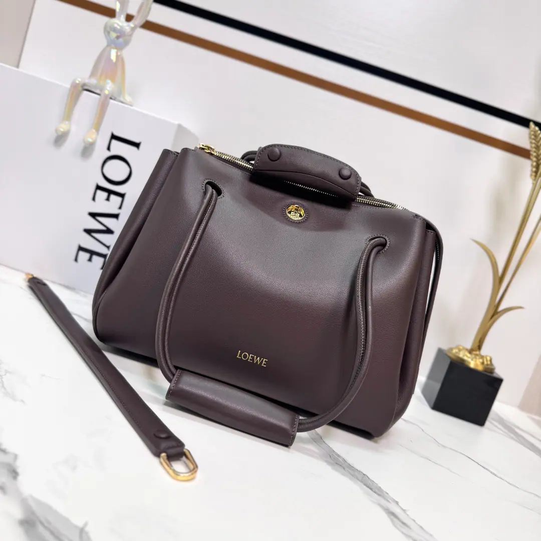 The Lok family.🌟New paragraph🆕Medium-size soft cow leather. Madrid Handbag. Madrid Soft structural silicon shape., Use angular support design, Matchable to adjust the handler and Pebble Magnetic buttons. The medium version is made of soft cow leather.. ♪ And I can't bear ♪, Slash or handheld*Regable shoulder belt, We'll have a leather stretch.Anagram Pebble Magnetic button opening, - We're going to pull the chain. A zipper bag., An internal position. Anagram Pebble Metal toe nails Napa sheep leather liner. size:28.5*11*23cm Model: 052451