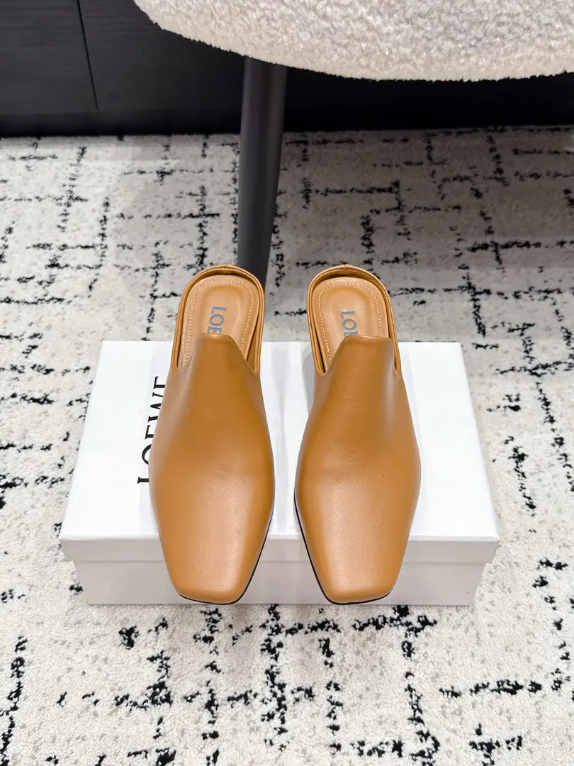 LOEW*26/ The new leader Muller is half-drawn. The shoe of a lazy man with a sense of excellence., A stump can put on a high-profile style without any effort.. Design with a sharp cut of the head, Lines are simple and fluid., A low-key quality., Different colors fit different styles, Yes, I can.holdA very good job., And it's a natural, loose shape.. It's all about the combination., With suit., Straight pants., Half-clothed., Even a dress can be easily managed., I don't care if it's a commuter., You're going out or out?, One pair will make the whole scene look good.. ✔️Shoe.: Bullskins. ✔️Uchi.: Lamb skin. ✔️Otsumi!: That's a big one. ✔️He's tall.: 5.5cm ✔️size: 35-41Code（40, 41Code custom is not to be changed）