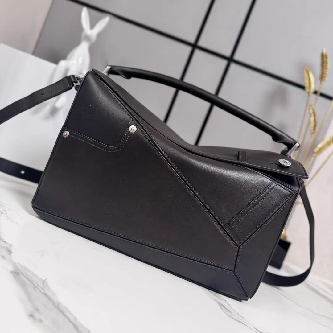 The Lok family.🌟New paragraph 🆕Big-time light-faced cow leather.Panta Puzzle Handbag.Puzzle It's a long-form shape with a single geometric line.. This big version is made of bright-faced cow leather., It's got a single Ningbu pants style detail..♪ And I can't bear ♪, Slash or handheld*Disableable resonable sundries*- We're going to pull the chain., Bull leather zipper.*An external zipper back pocket., An inside-in-bag-tempered cotton canvas liner.*Anagram Ballast size: 33×14.7×21.5cm Model: 052500