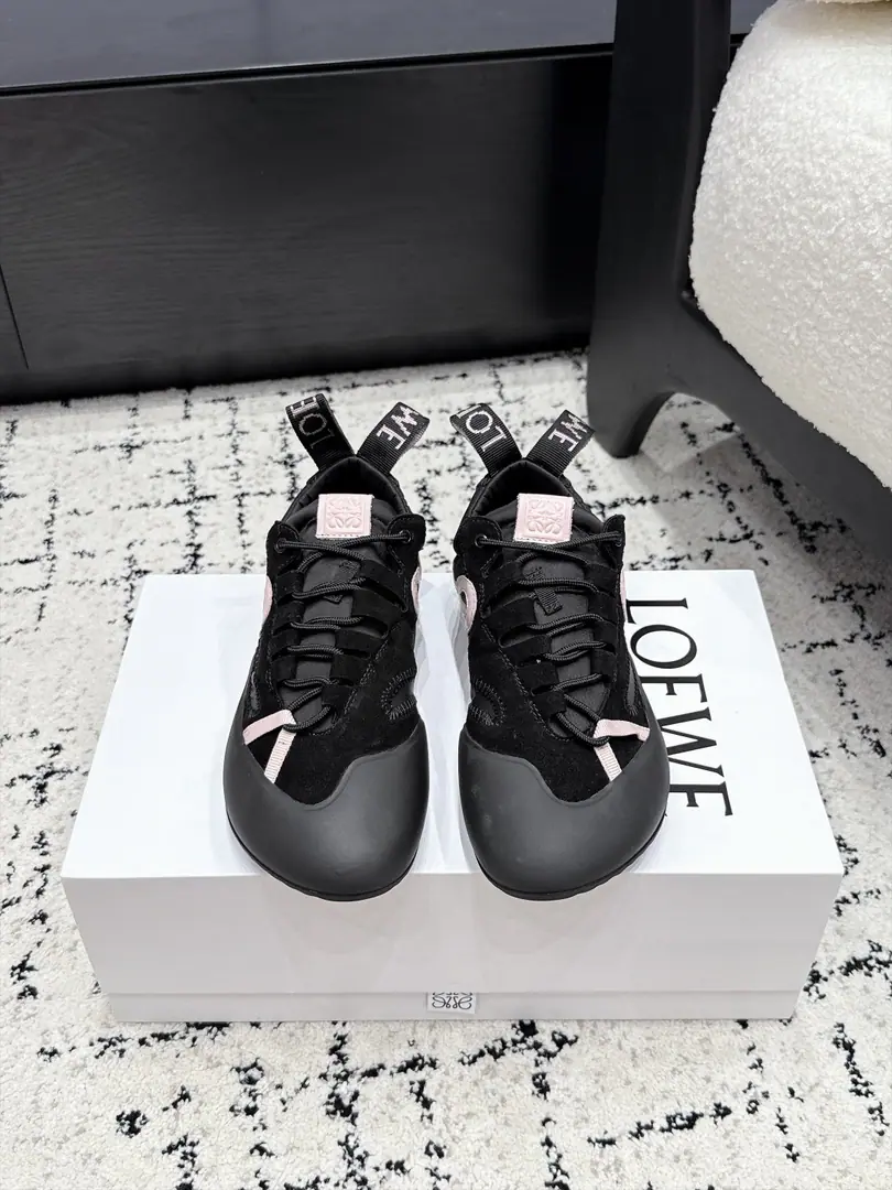 Men+10 Loewe Flow Runner Loi Yi Wai.26/Rock-climb-drain shoes. This season's a great season. The whole net is on fire., Nice foot., The loose shoe line weakens the complex design., But you hide your high-level thoughts in detail., It's not just routine, it's a light-door trip., It's easy to fit in with the scenes., A fashion style that's so low-profile and luxuries.. This year's fashion is a rare year.！It's all seasons.！Newly upgraded soles, Give this shoe a resounding, elegant interpretation., And I'm now a part of the modern sense of the world.LOEWELoi-Wei-Wi's unique style.. ✔️Fabulous.: Cows are counter-feat. ✔️Uchi.: Lamb skin. ✔️Otsumi!: Original Open-Mode Customized ✔️Size: 35-45（Women40 Men45Do it.）