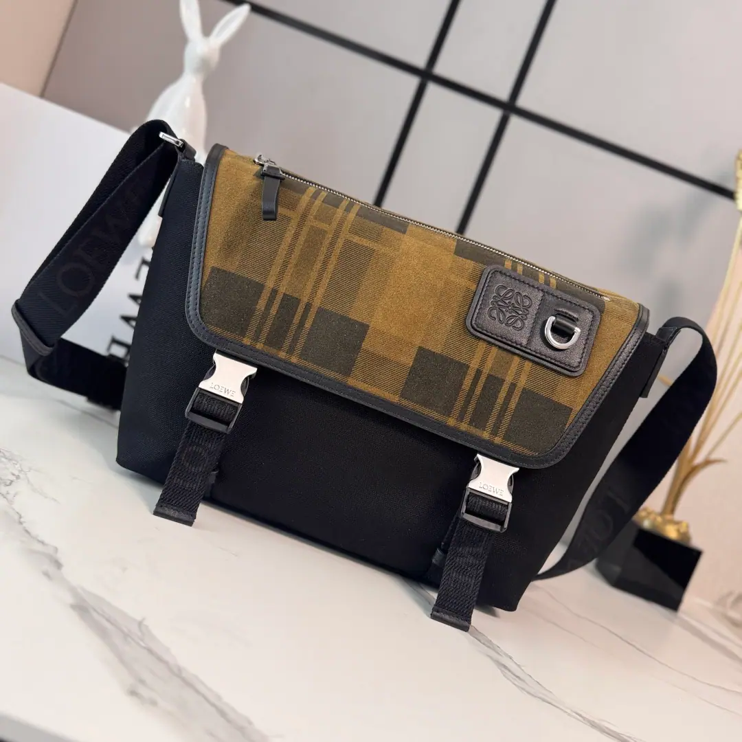 L⊚℮w℮🌟 High Quality （All steel hardware.）New paragraph🆕Medium canvas and milled fume.FlexMailman's bag. Use ladder caps, It's a fine sports style detail.. The medium version is made of cotton canvas and grit-printed millenium.*🉑Fire!13Inches of laptops*Shoulder or slash*AdjustableLO**EWEWeaving*Press button overlid.*A zipper in front of the bag., A new magnetate.*A zipper bag.*nylon line.*Anagram The barbarism is matched by...DCircle. Model: 822513（All steel hardware.）