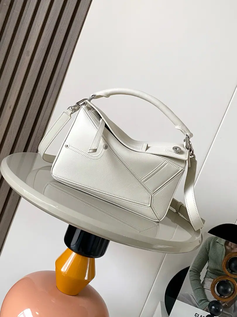 🔥 The little one's a bright-looking cow leather. Panta Puzzle Handbag.💥Puzzle It's a long-form shape with a single geometric line.🎁The small version is made of bright-faced cow leather., It's got a single Ningbu pants style detail.. 💋Geometric bag24CMPuzzleThe old handbag factory imports the skin of a calf.🐮🐮 The Lo family's bomb geometry bag.👜Puzzle The bag is for Creative Director Jonathan.·Anderson.（ Jonathan Anderson ）Yes. L0⚡️EWE First handbags launched😻The shape of the rectangular body and the precise cutting technique have been created. Puzzle Unique Geometric Lines👛This small-sized version is made of soft-pumped cow leather.＊Small Puzzle It can hold a big wallet, for example., All-sized cell phones and sunglasses.🕶Slash, ♪ Shoulder ♪, Handheld or topheld＊Disableable🎁 Dimensions: 24CM～16CM～10CM Paragraph: 9109 Colours: Light and light.