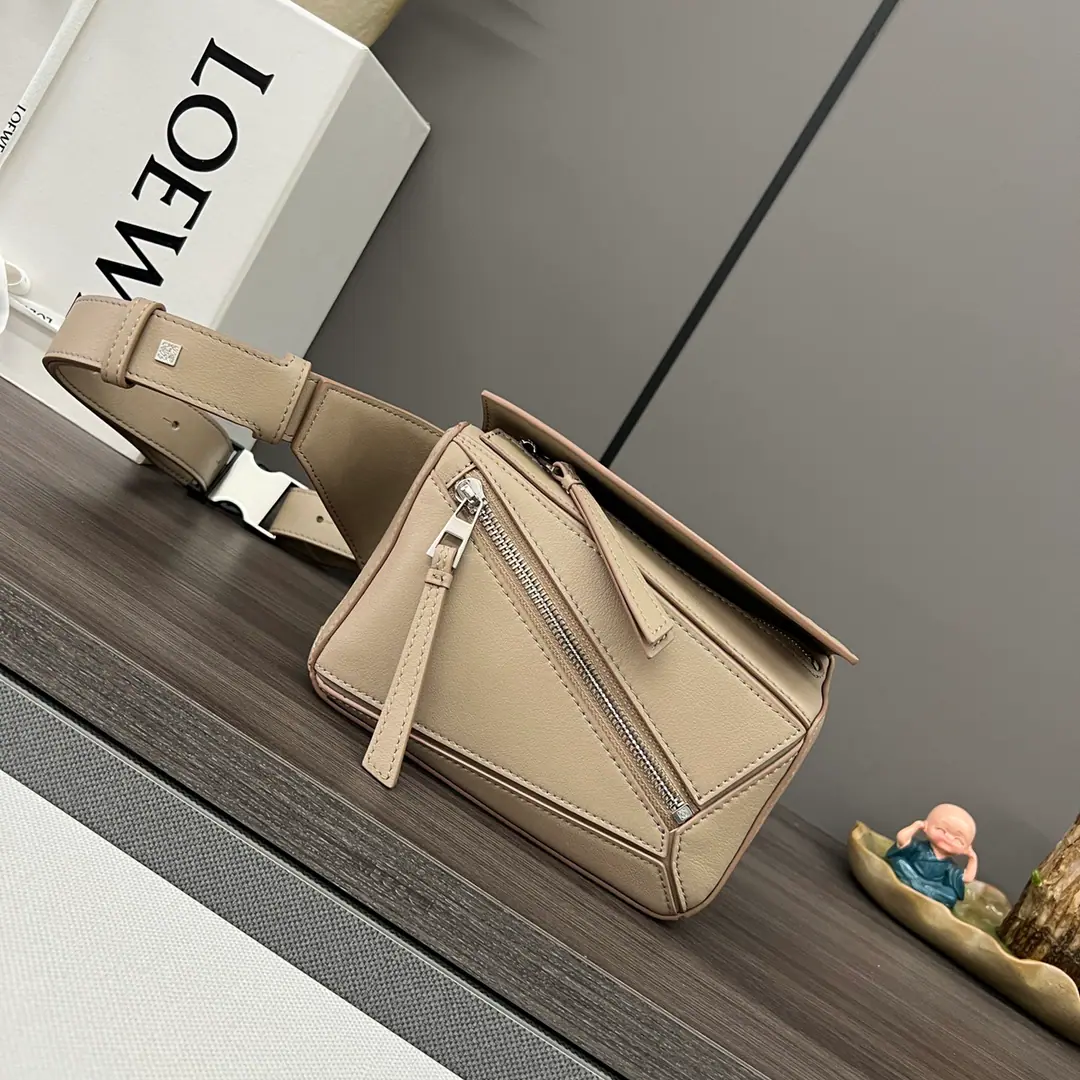 L⊚℮w℮🌟 🔥New classic.Puzzle - The waist bag.🌟 Cow leather.Puzzle The bag is for Creative Director Jonathan.·Ender.（JonathanAnderson）Yes.LOEWEFirst-time show handbags launched*The shape of the rectangular body and the precise cutting technique have been created. Puzzle Unique Geometric Lines*Now we're rolling out the mini-bladder.*Port your waist.*Shoulder or slash*Regable shoulder belt*Metal hooking open., It's carved.LOEWELogo*An internal plug and an external zipper bag.*Bull leather zipper.*Man-tempered cotton canvas liner.Anagram Ballast🌟 size:18*12*7.5CM Model: 052138
