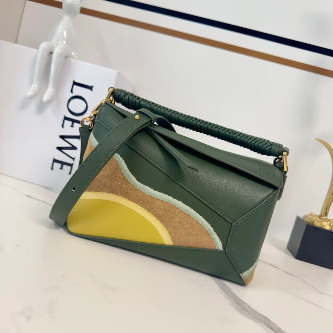 L⊚℮w℮New paragraph🌟 The little Napa cattle leather.Puzzle Edge LandscapeHandbag.🆕It's a long-form shape with a single geometric line. The handbags use overlapping pieces with single sutures., From the classic structure.. The small version is made of napa cow leather and fuzzy leather., The effect of stumping and slashing to create a single tree.*We're going to make top executives.. ♪ And I can't bear ♪, Slash or handheld Disableable resonable sundries*- We're going to pull the chain., Bull leather zipper.*An external zipper back pocket., An internal bag.*The fabric line.*Anagram Ballast size:24*10.5*16CM Model: 062559