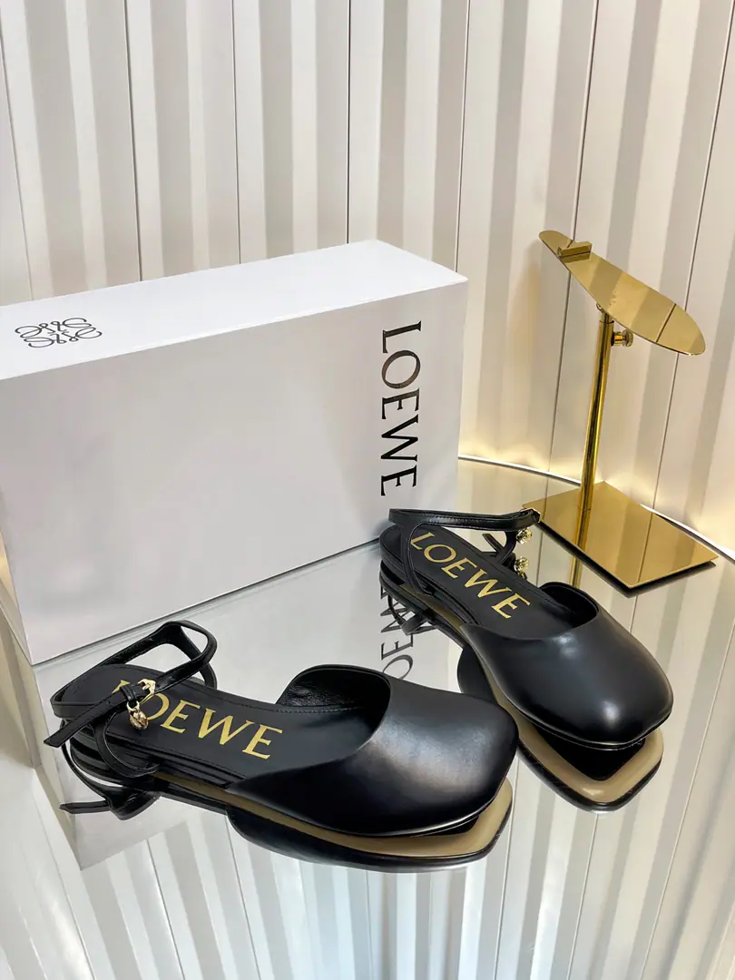 Requisition levelLOEWE｜Loi Yi Wai.2026The new one is always a pair of sandals. 2026ssLoi Yi Wai.LOEWE [Fireworks][Fireworks]SSSummer-limited slippers., It's a hottest color., Real leisure-style dance shoes., The beauty of Cain., Use a delicately imported cow skin., Touch the skin like a baby's skin., It's like you're not wearing it., It's so light. Super soft It's so cozy., The foot is really beautiful.！！！Very recommended., The most gorgeous thing in superfashion Paris.💡, The star of the game. Fabulous.: Original cow skin/Drilling. Uchi.: In the original sheep's skin. Shoes under the sole.: Original version of the frame Size: 34-43（34.40.41.42.43）Make a reservation.