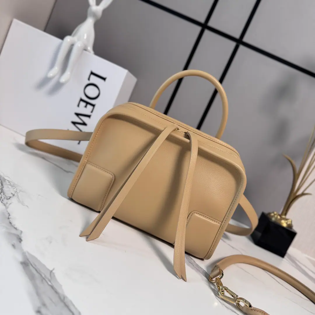 LO℮w℮🌟The little one is soft. Cow leather.Amazona Handbag. Reconstruct.LThe family legend bag., Shows the outline of leisure, A single top handler.. Open design for handbags, Main partition is fixed with hidden buttons. Match🉑Disassemble shoulder belts and slanted back belts, Make a practical style.. This small version is made of soft cow leather.. *Three ways to carry it.*Shorthand., 🉑♪ Break your shoulder and slash ♪ Back belt.*The zipper is tied to two leather zippers.*Two layers., Main partitions open with magnets.*Internal flat pockets*LeftDRings Customise*In the furded liner.LOE*WEHot gold or hot silver., Double LThe stamped branding.🌟 size:24.5*10*18.5CM Model: 262552